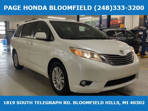 Used 2015 Toyota Sienna XLE w/ XLE Navigation Package image 1