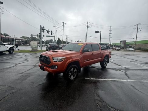 Used 2017 Toyota Tacoma TRD Sport w/ Tow Package (A/T) AWD/4WD image 6