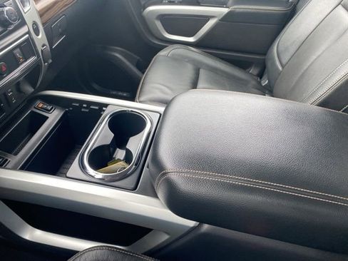 Used 2018 Nissan Titan SL image 21