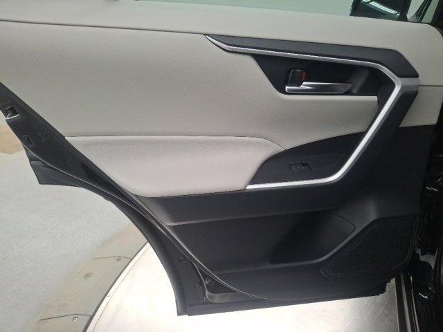 Used 2023 Toyota RAV4 XLE AWD/4WD image 32