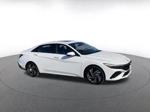 Used 2025 Hyundai Elantra Limited image 2
