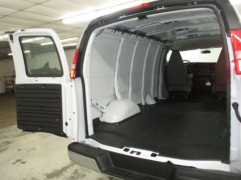 New 2026 GMC Savana 3500 RWD image 14