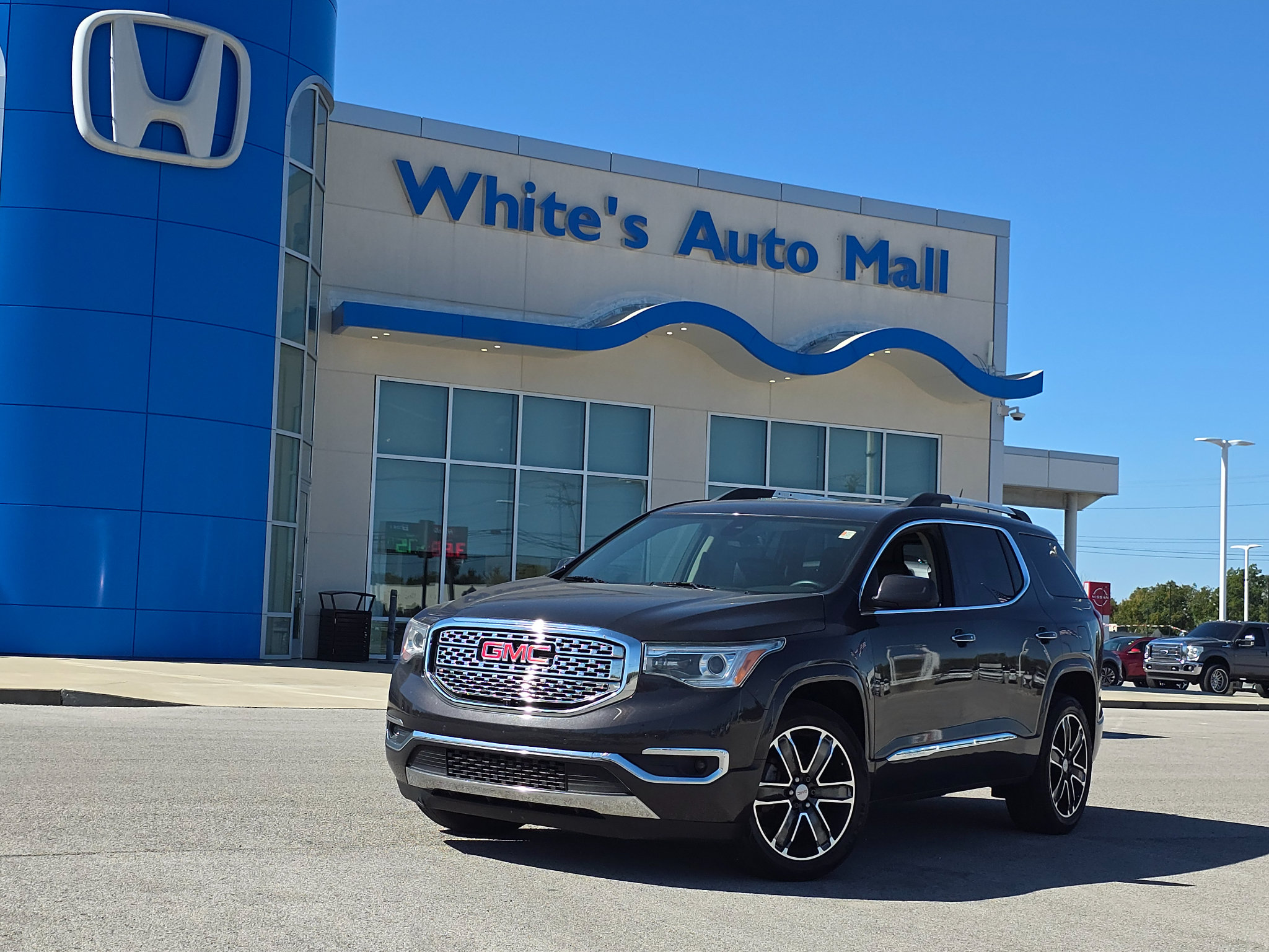 Used 2017 GMC Acadia Denali w/ Technology Package AWD/4WD image 2