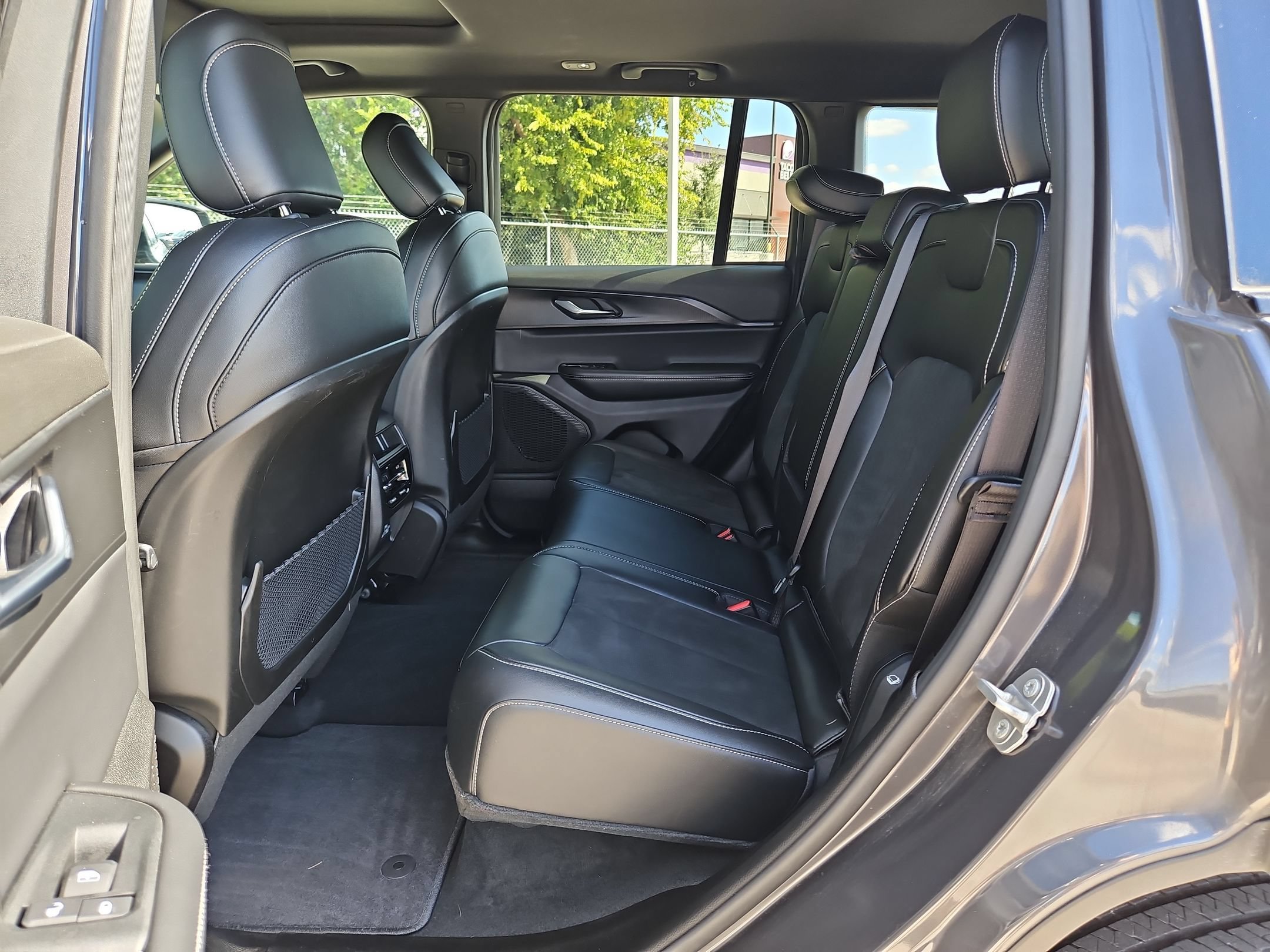 Used 2025 Jeep Grand Cherokee Altitude RWD image 13