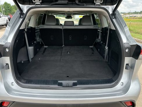 Used 2023 Toyota Highlander XLE FWD image 24