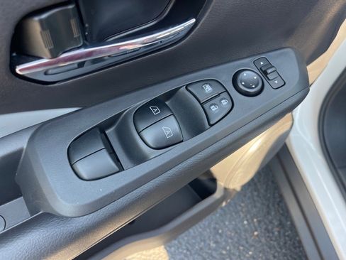 Used 2024 Nissan Kicks SR w/ SR Premium Package image 8