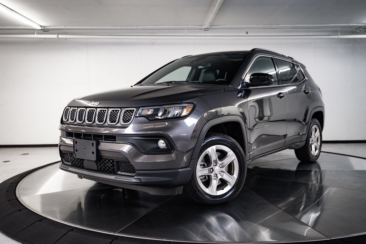 Used 2023 Jeep Compass Latitude w/ Sun and Sound Group AWD/4WD image 1