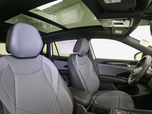 New 2026 Volkswagen Tiguan SE R-Line AWD/4WD image 16