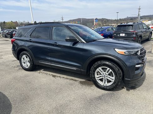 Used 2022 Ford Explorer XLT w/ Equipment Group 202A image 4
