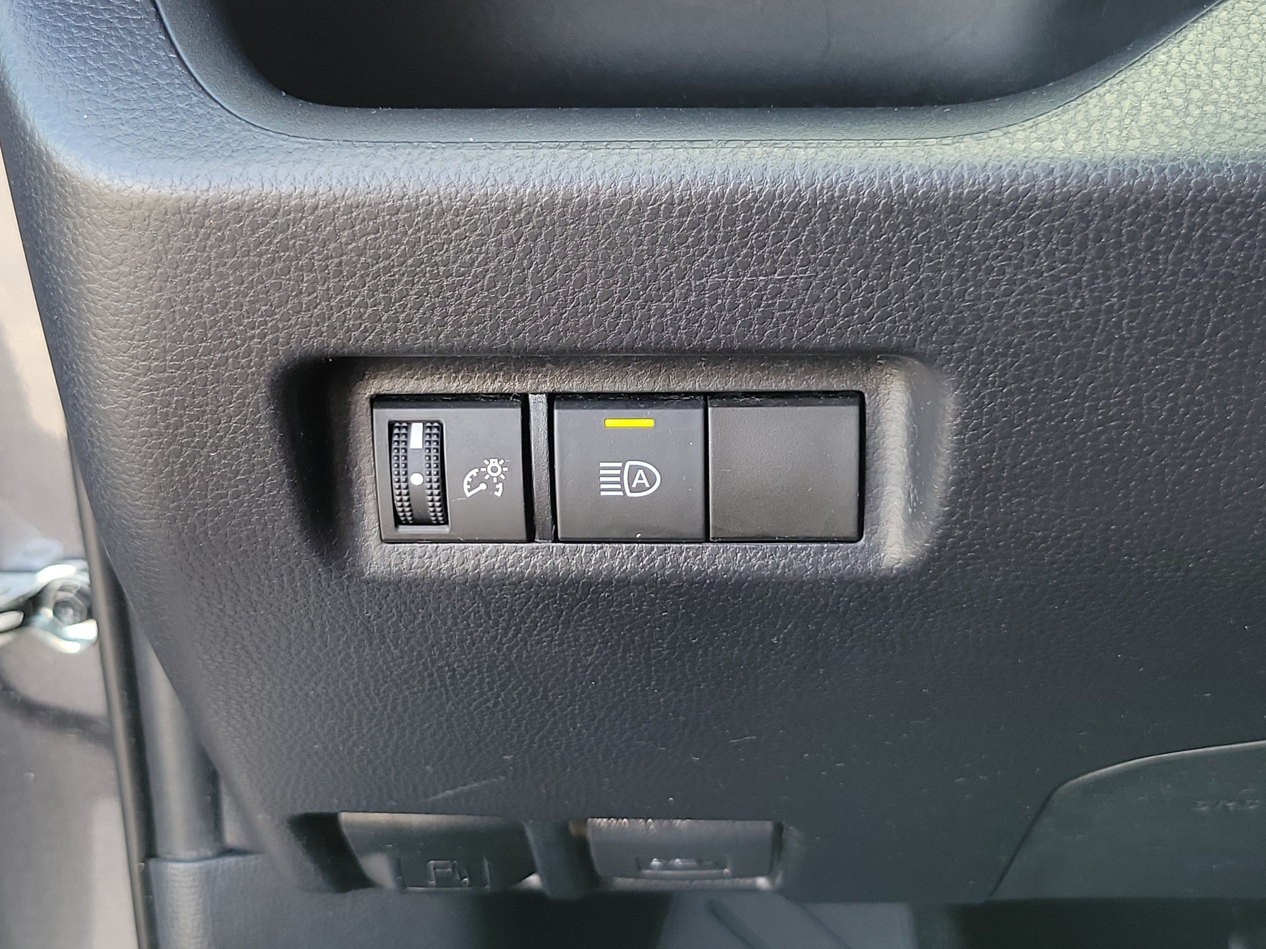 Used 2019 Toyota RAV4 LE FWD image 17