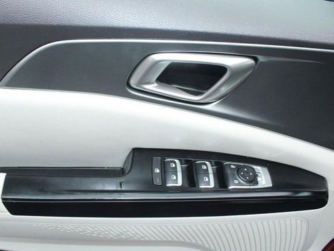 Used 2024 Kia Carnival LX image 8