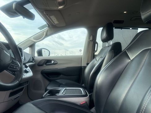 Used 2023 Chrysler Pacifica Touring-L FWD image 32