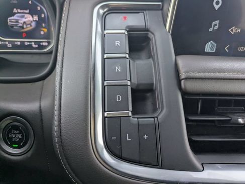 Used 2022 Chevrolet Tahoe Z71 w/ Luxury Package AWD/4WD image 18
