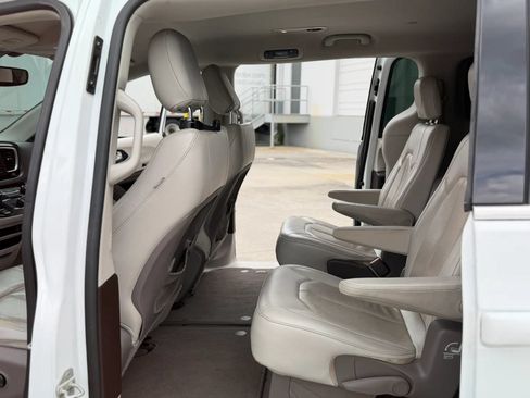 Used 2020 Chrysler Pacifica Touring-L FWD image 19