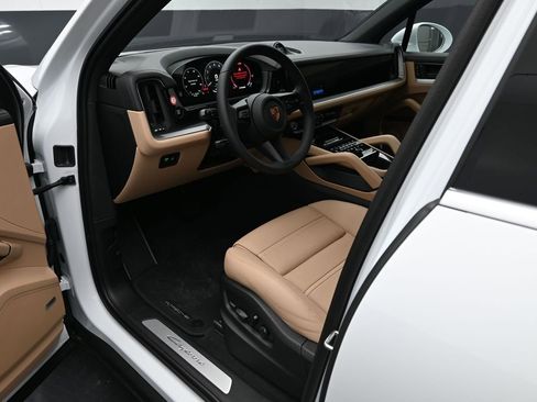 New 2025 Porsche Cayenne E-Hybrid image 4