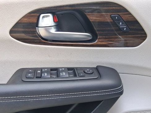 Used 2022 Chrysler Pacifica Limited AWD/4WD image 13