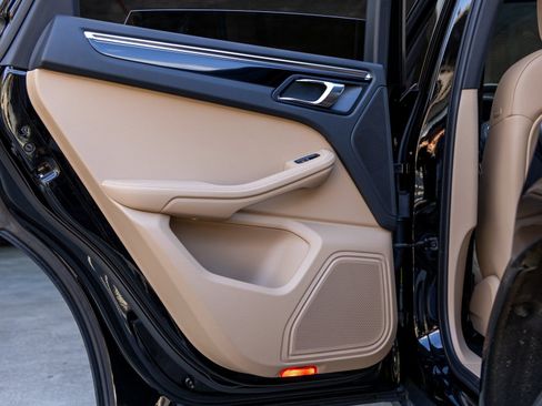 Certified 2025 Porsche Macan image 39