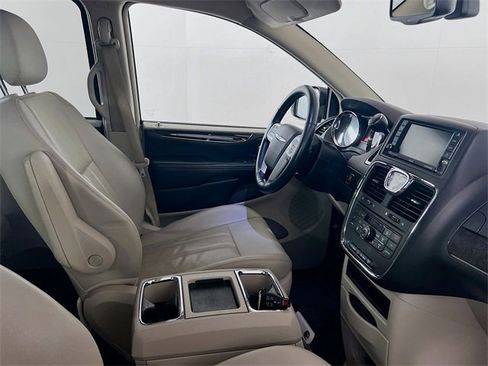 Used 2016 Chrysler Town & Country Touring-L image 8