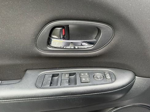 Used 2018 Honda HR-V LX image 12