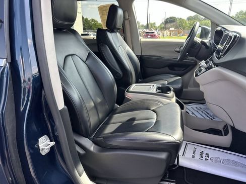 Used 2023 Chrysler Pacifica Touring-L FWD image 30
