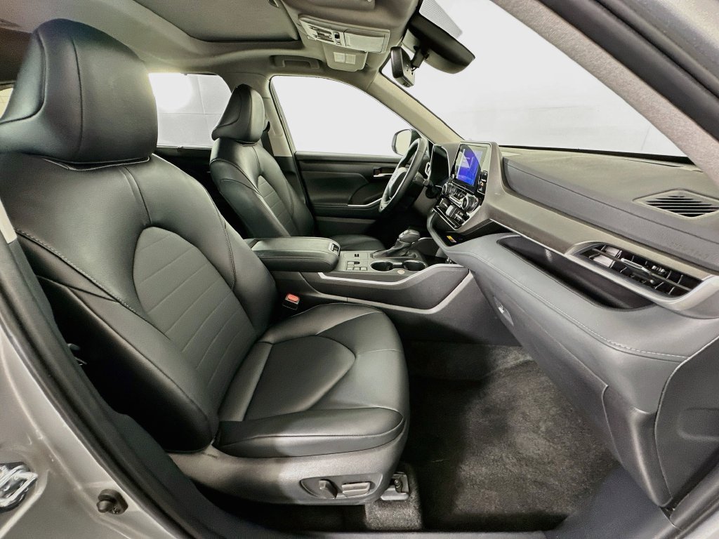 Certified 2025 Toyota Highlander XLE FWD image 28