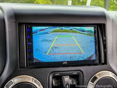 Used 2017 Jeep Wrangler Unlimited Sahara w/ Connectivity Group AWD/4WD image 12