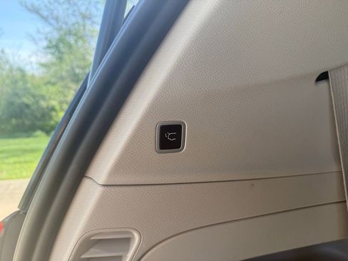 Used 2024 Chrysler Pacifica Touring-L FWD image 7