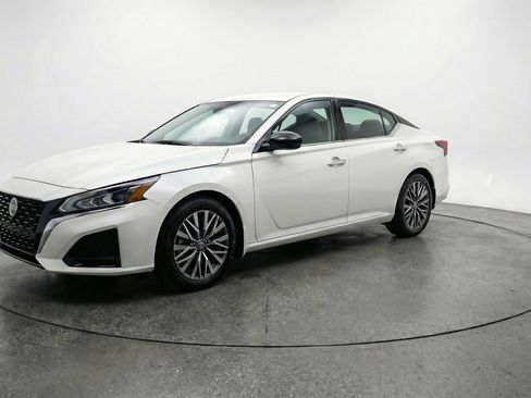 Used 2025 Nissan Altima 2.5 SV FWD image 3