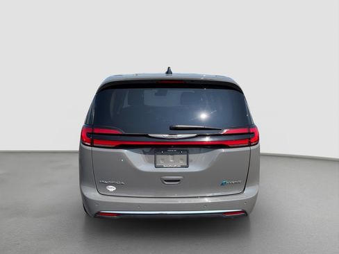 Used 2023 Chrysler Pacifica Touring-L FWD image 5