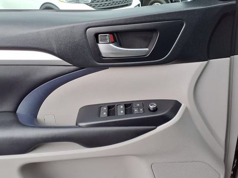 Used 2019 Toyota Highlander XLE AWD/4WD image 17