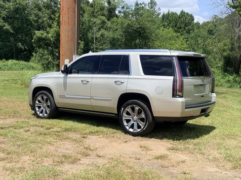 Used 2017 Cadillac Escalade Premium Luxury AWD/4WD image 3