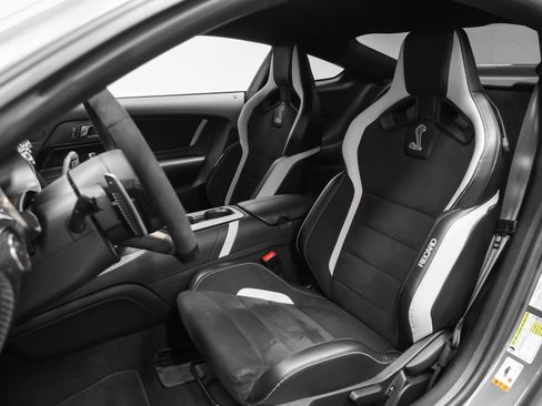 Used 2022 Ford Mustang Shelby GT500 w/ Carbon Fiber Track Pack RWD image 5