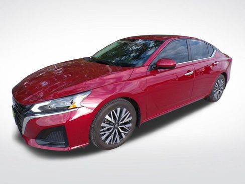 Used 2024 Nissan Altima 2.5 SV w/ SV Premium Package FWD image 2