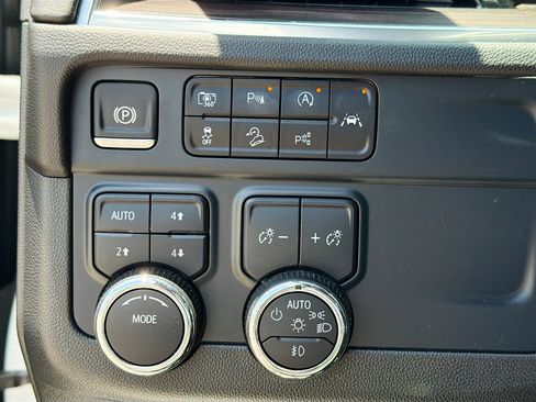 Used 2025 Chevrolet Suburban Z71 AWD/4WD image 34