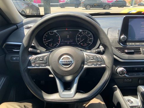 Used 2022 Nissan Altima 2.5 SV FWD image 15