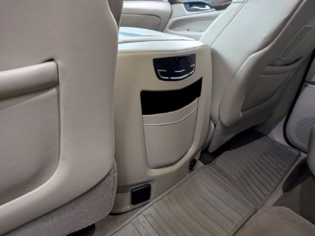 Used 2019 Cadillac Escalade Luxury AWD/4WD image 16
