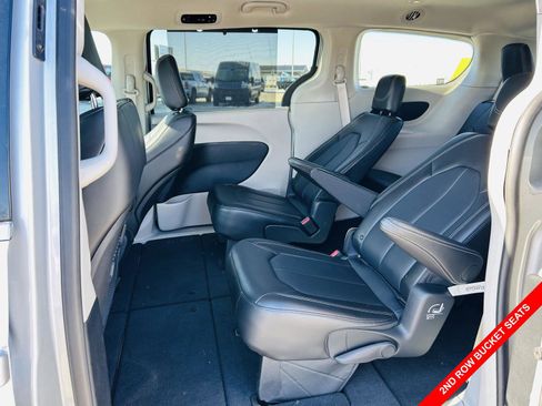 Used 2024 Chrysler Pacifica Touring-L image 26