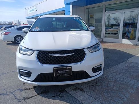 Used 2023 Chrysler Pacifica Touring-L image 4