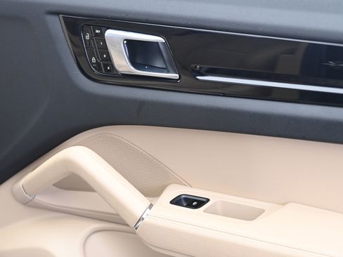 Used 2019 Porsche Cayenne E-Hybrid image 21