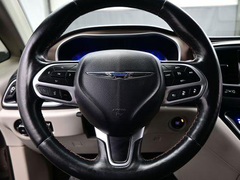Used 2018 Chrysler Pacifica Touring-L Plus w/ Advanced Safetytec Group FWD image 24