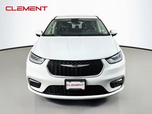 Used 2023 Chrysler Pacifica Touring-L FWD image 3