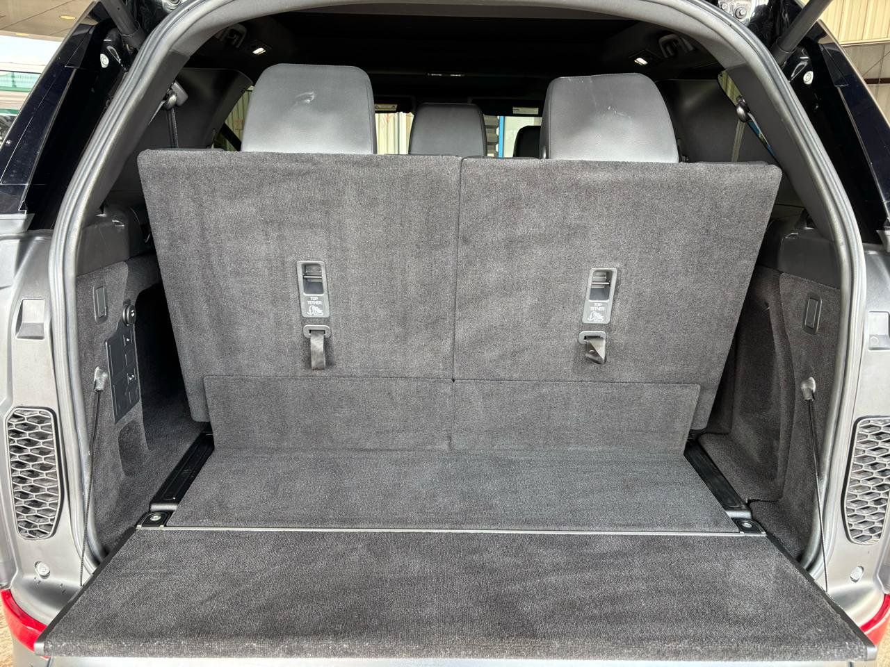 Used 2017 Land Rover Discovery HSE AWD/4WD image 27