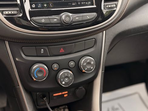Used 2019 Chevrolet Trax LT w/ LT Convenience Package FWD image 18