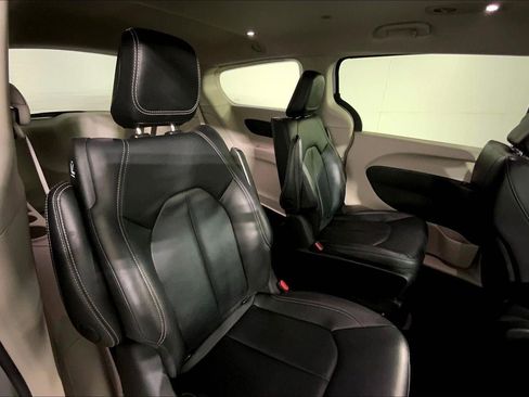 Used 2024 Chrysler Pacifica Select image 23