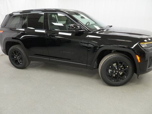 New 2026 Jeep Grand Cherokee Altitude image 9