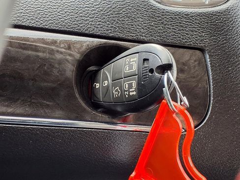 Used 2014 Chrysler Town & Country Touring FWD image 8