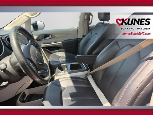 Used 2024 Chrysler Pacifica Touring-L FWD image 22