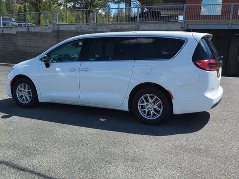 Used 2024 Chrysler Pacifica Touring-L FWD image 4