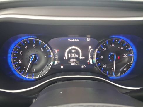 Used 2025 Chrysler Pacifica Select FWD image 2