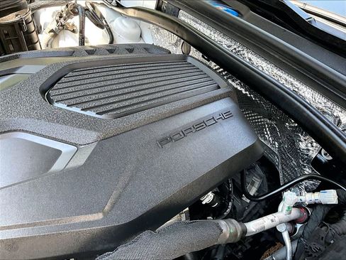 Certified 2024 Porsche Macan AWD/4WD image 34